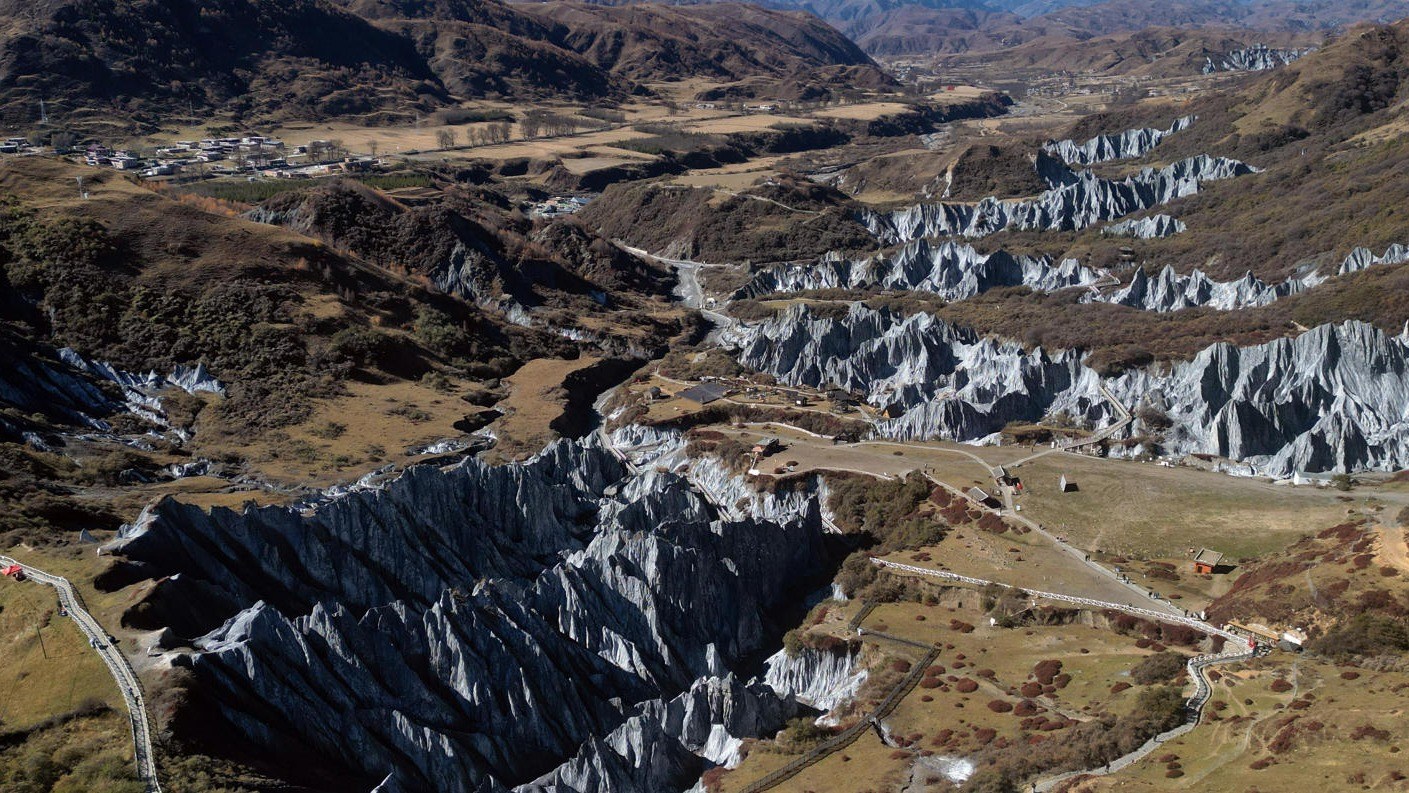 四川道孚：海外华媒代表探秘有“异域星球”之称的墨石公园 