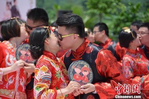 抵制“天价彩礼”  侨乡集体婚礼树新风